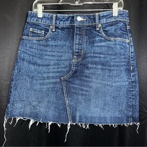 Old Navy Dark Wash Denim Mini Skirt with Frayed Hem. Size 4. Spring/summer